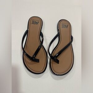 NWOT  American Eagle Black and Tan Sandals